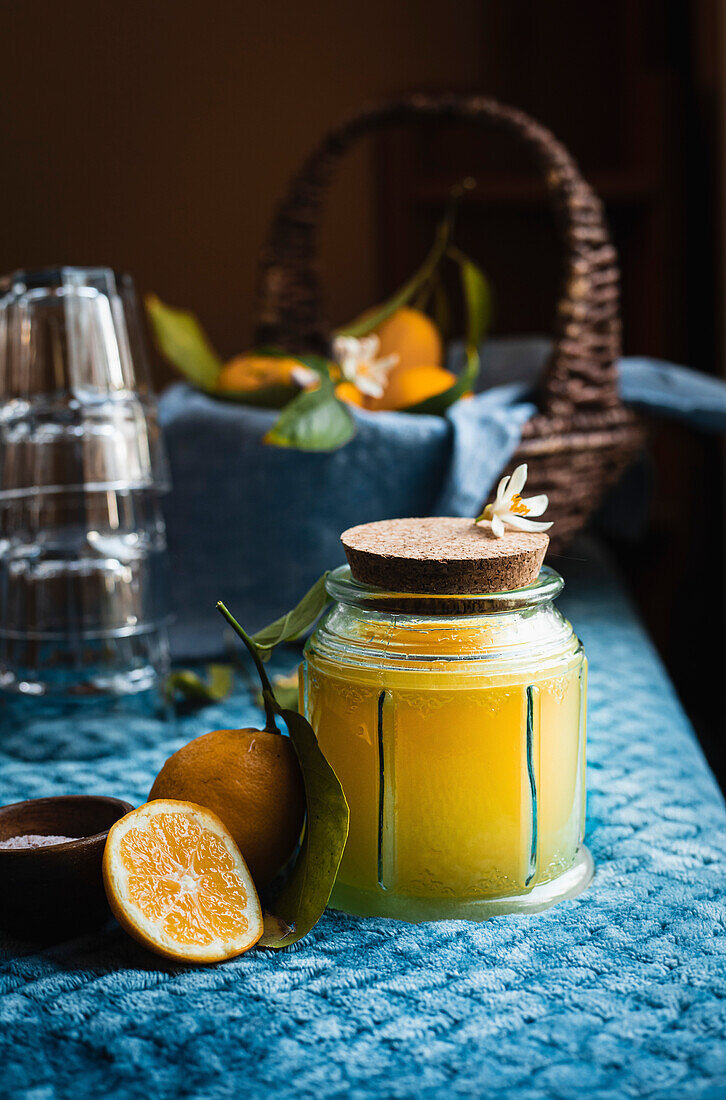 Hausgemachtes Zitronenkonzentrat im Glas