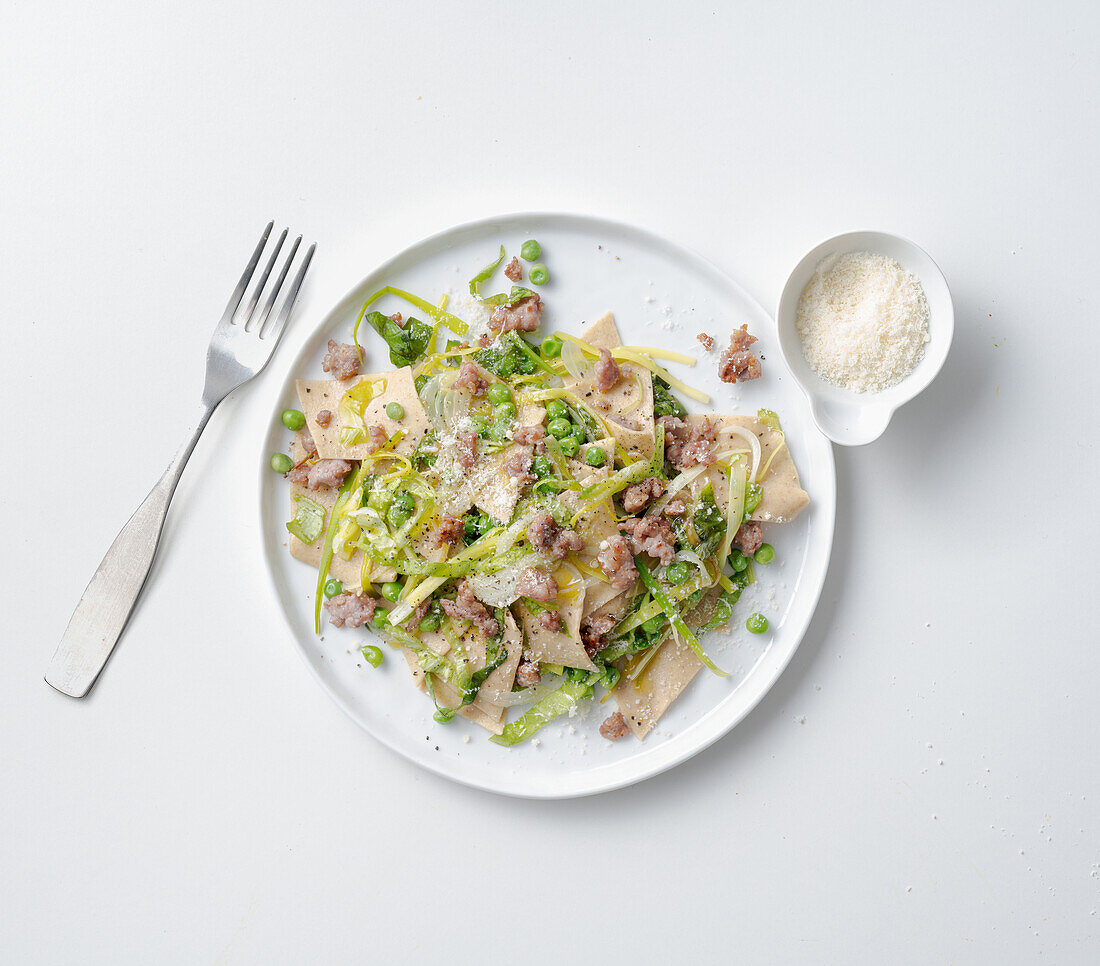 Dinkel-Maltagliati mit Erbsen, Salat und Wurst