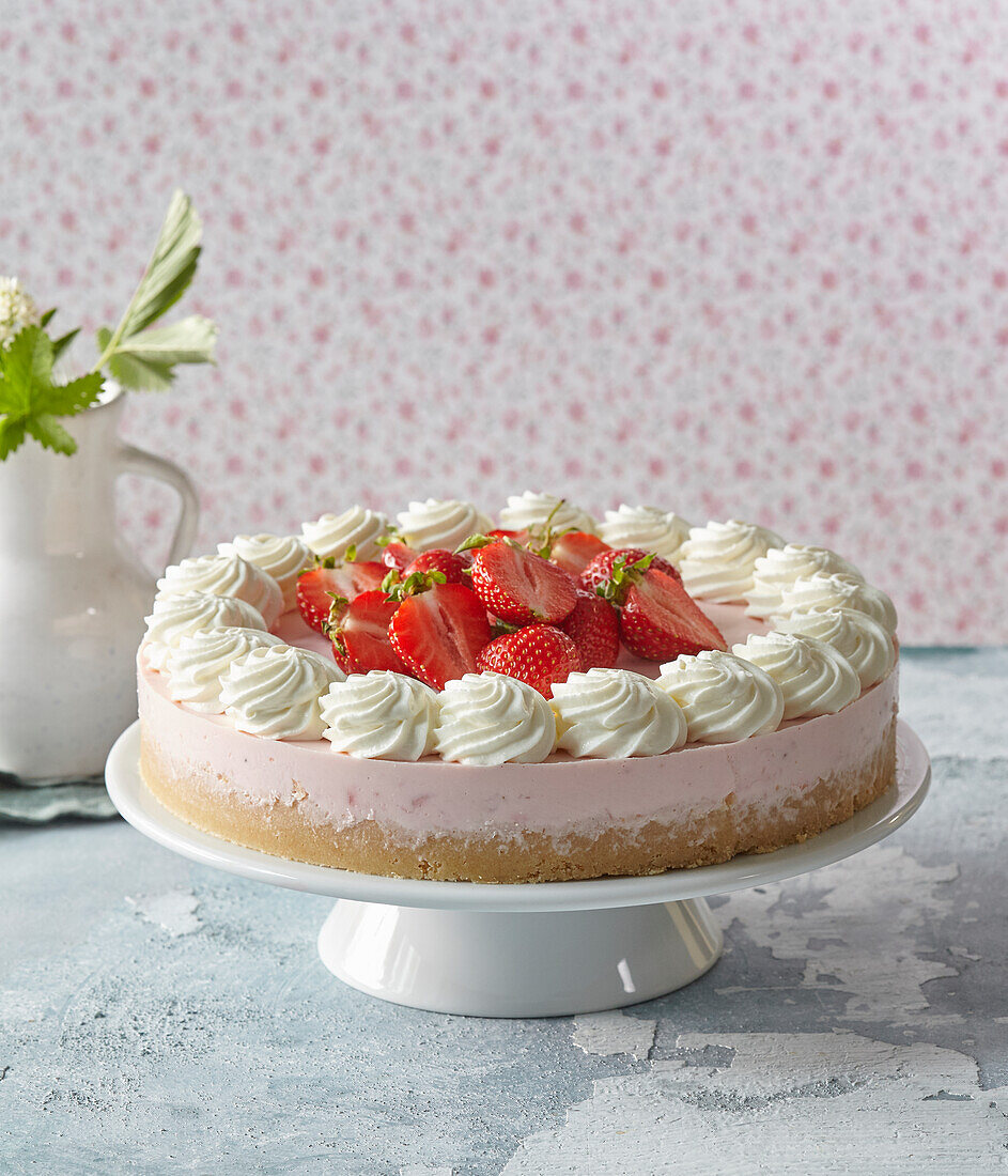 Erdbeer-Frischkäsetorte mit Sahnetupfen (No bake)