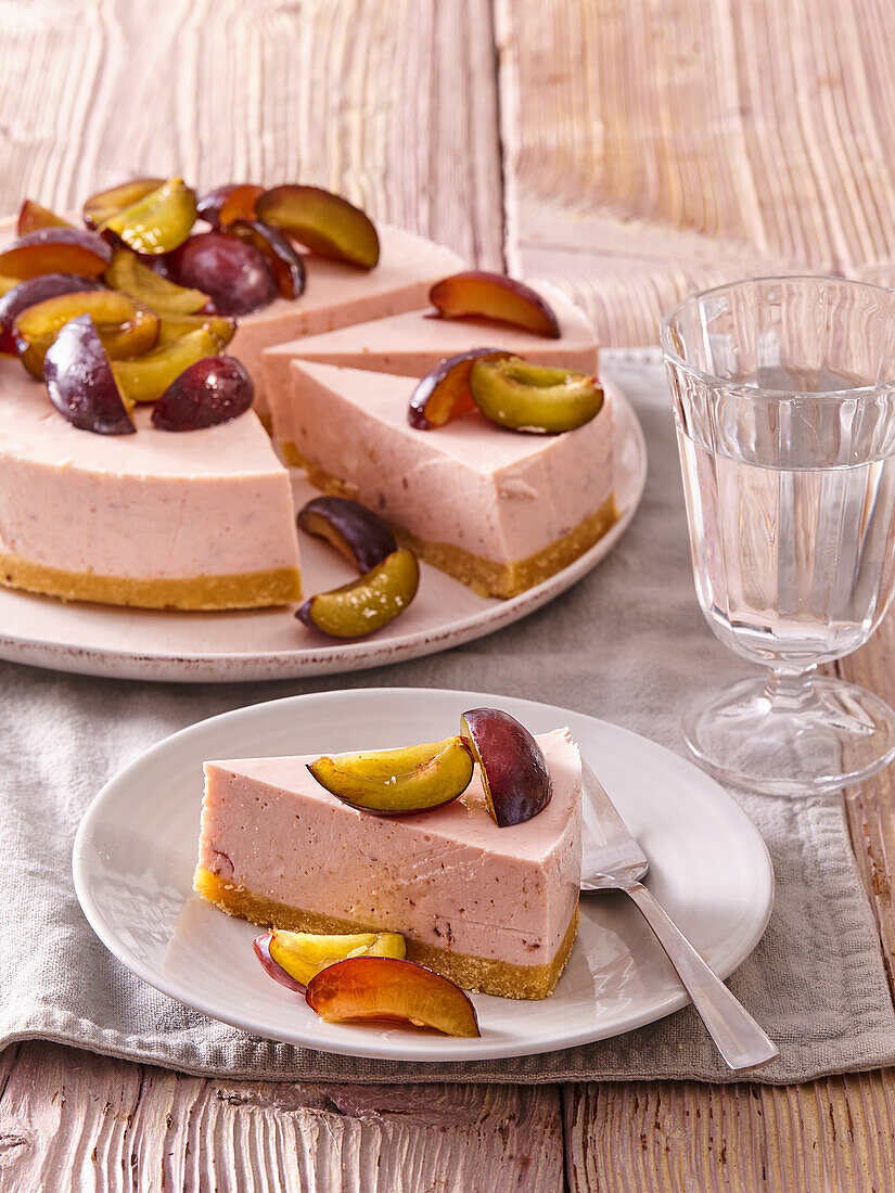 Non-baked plum cheesecake