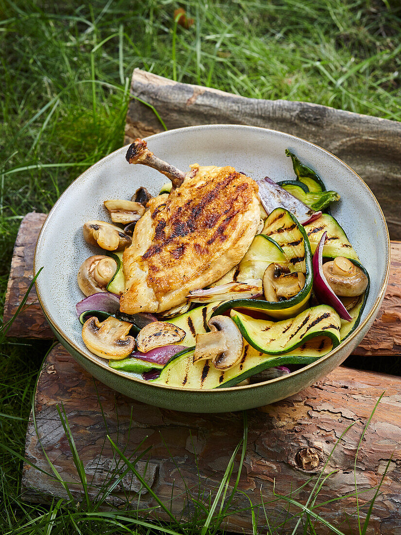 Gegrilltes Hähnchensteak mit Zucchini und Champignons