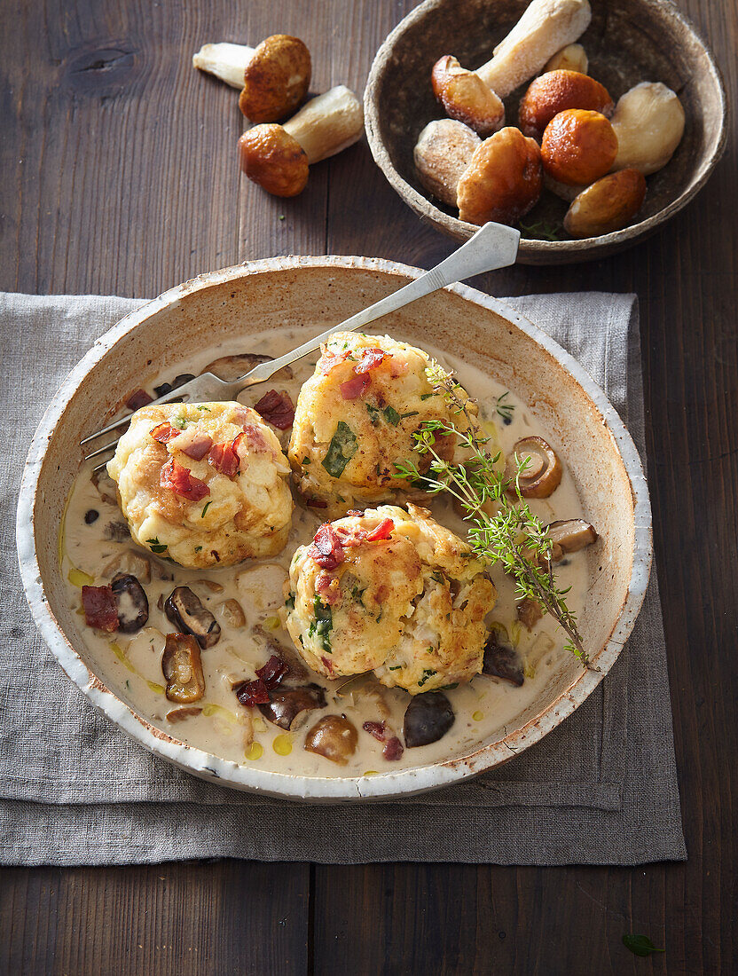 Speckknödel mit Pilzsauce