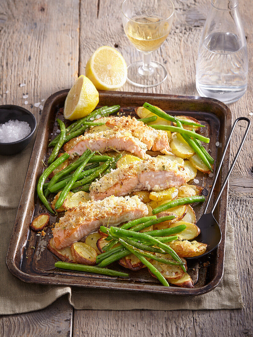 Gratinated salmon with green beans