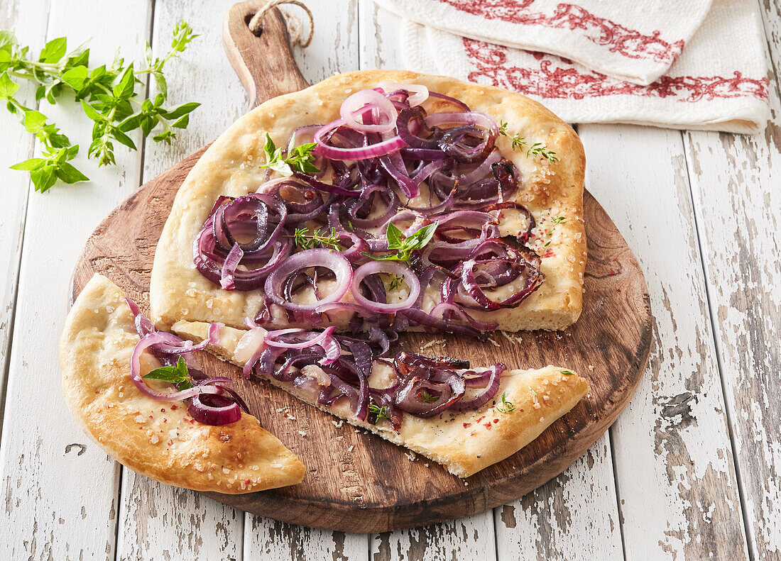 Focaccia mit roten Zwiebeln