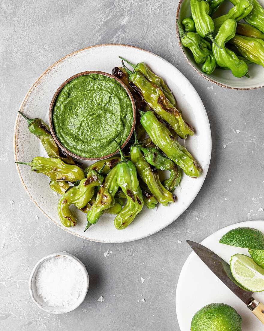 Geröstete Shishito-Paprika mit Avocado-Kräuterdip