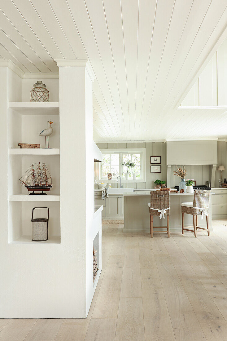 Fitted shelving in open-plan kitchen-dining room in Long Island style