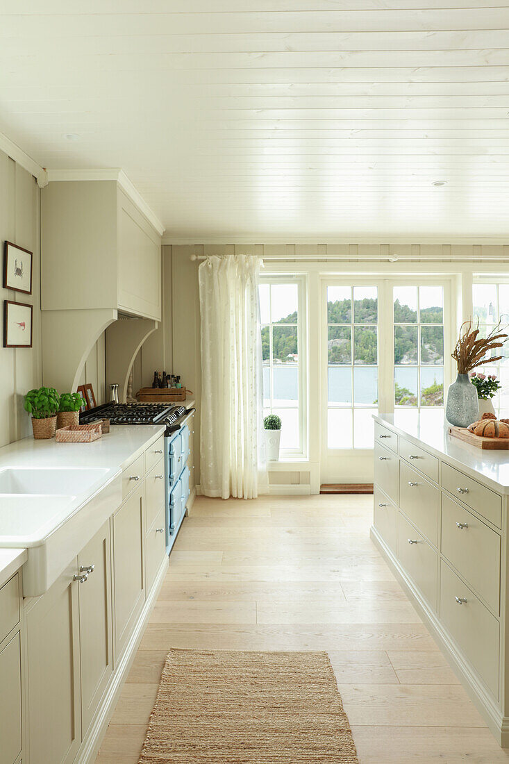 Beige kitchen in Long Island style with sea view