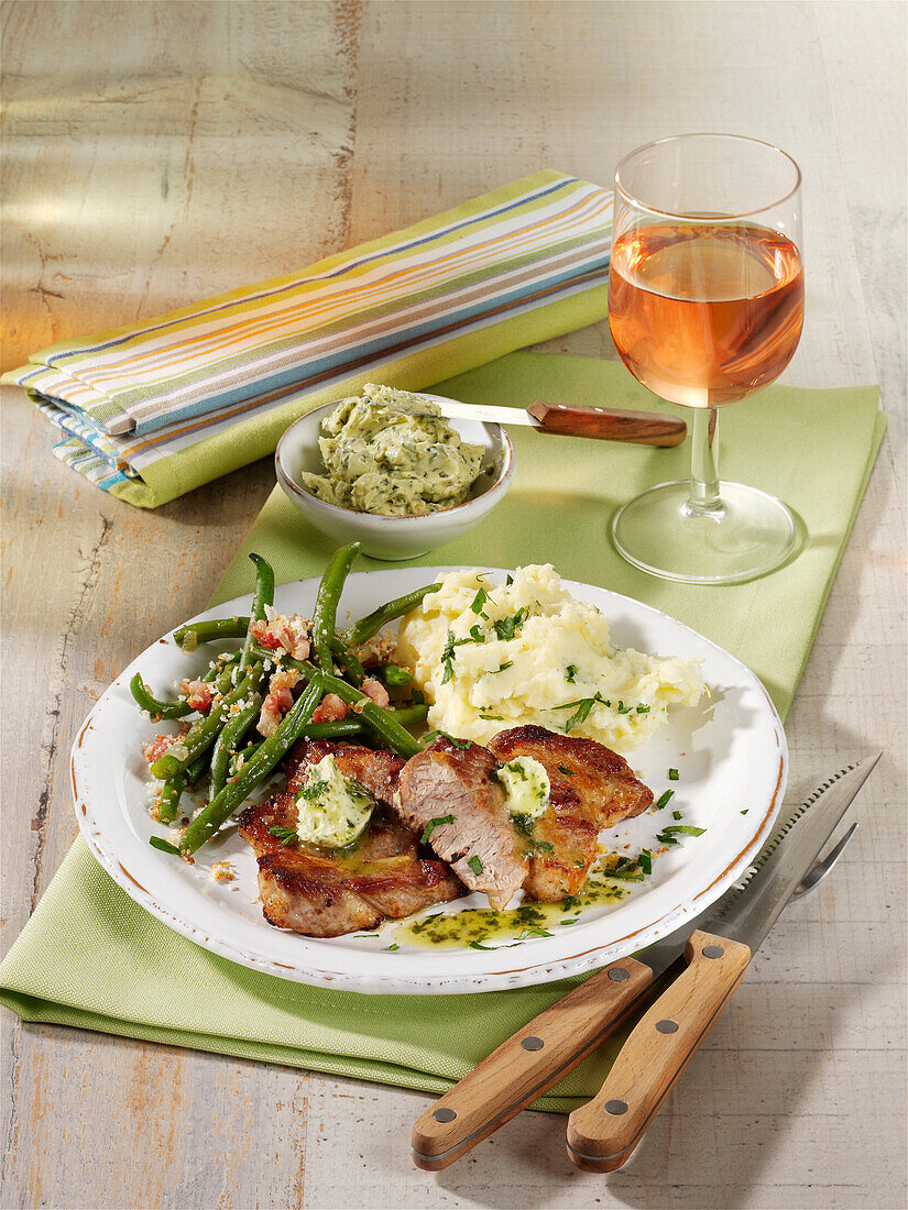 Schweinenackensteak mit Sellerie-Kartoffel-Stampf und grünen Bohnen