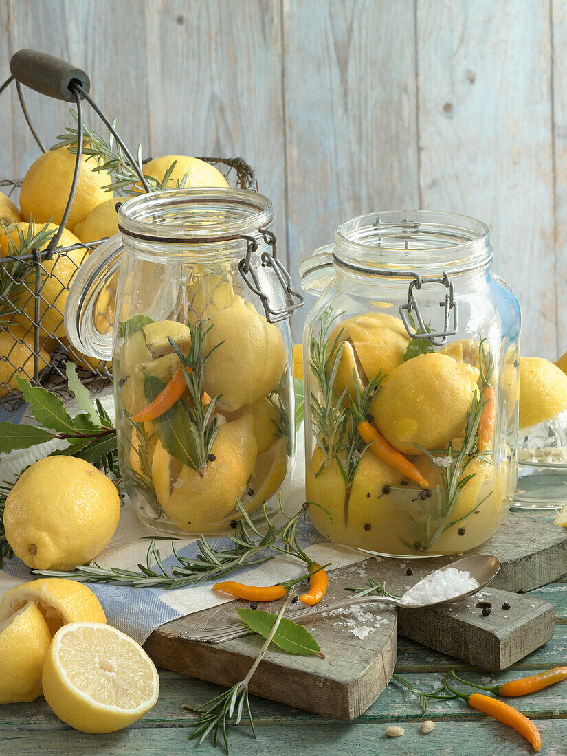 In Salz eingelegte Zitronen mit Kräutern und Gewürzen