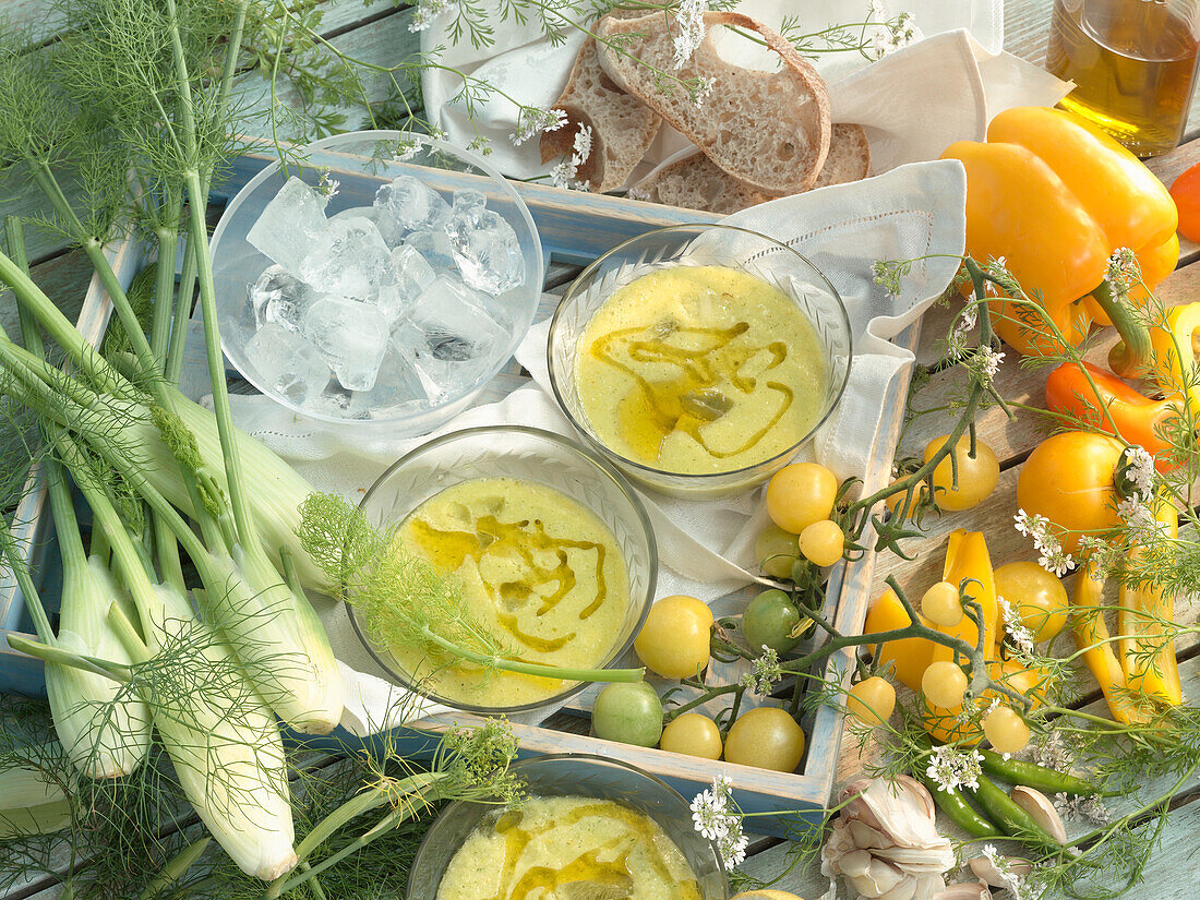 Fenchel-Gazpacho mit Paprika, gelben Tomaten, Chili und Eiswürfeln