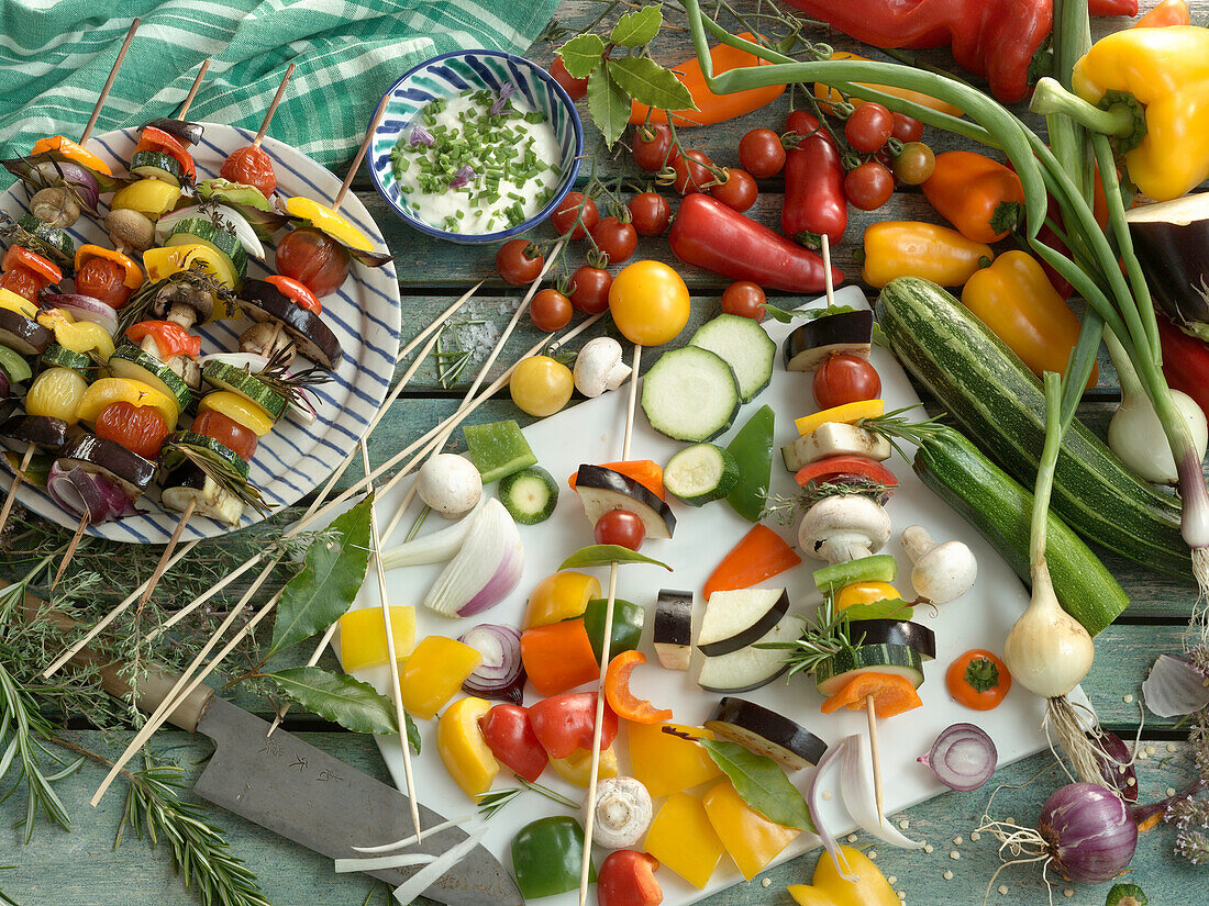 Vegetable kebabs with crème fraiche and herb dip