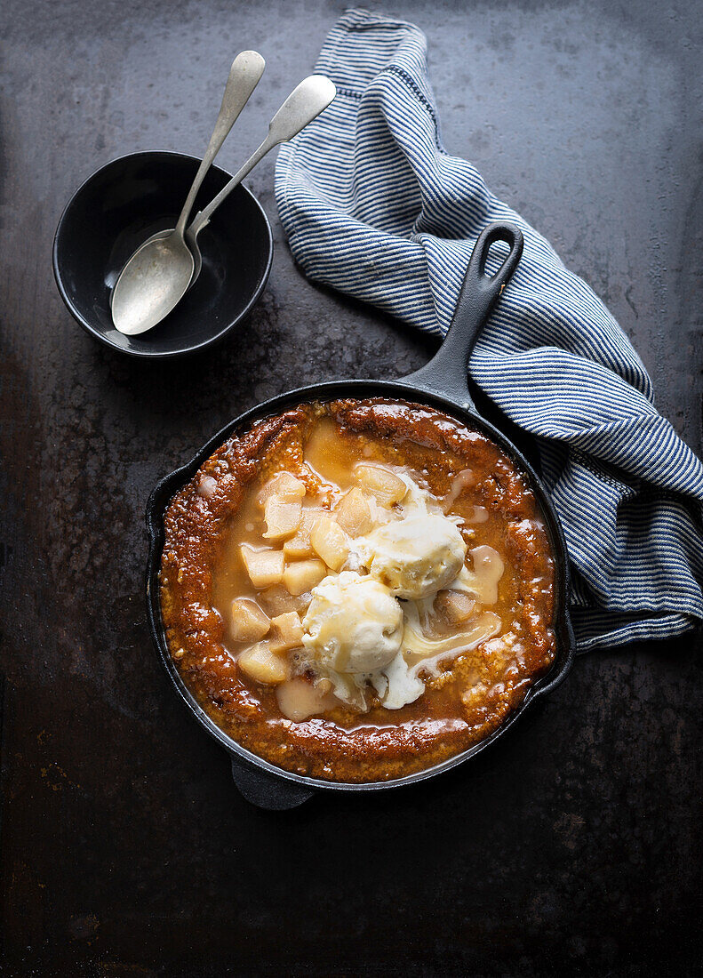 Gebackener Malva Pudding mit Birneneis