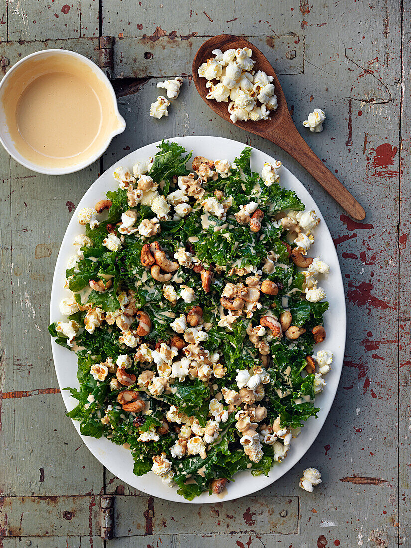 Cale salad with thahinidressing, cashewnuts and popcorn