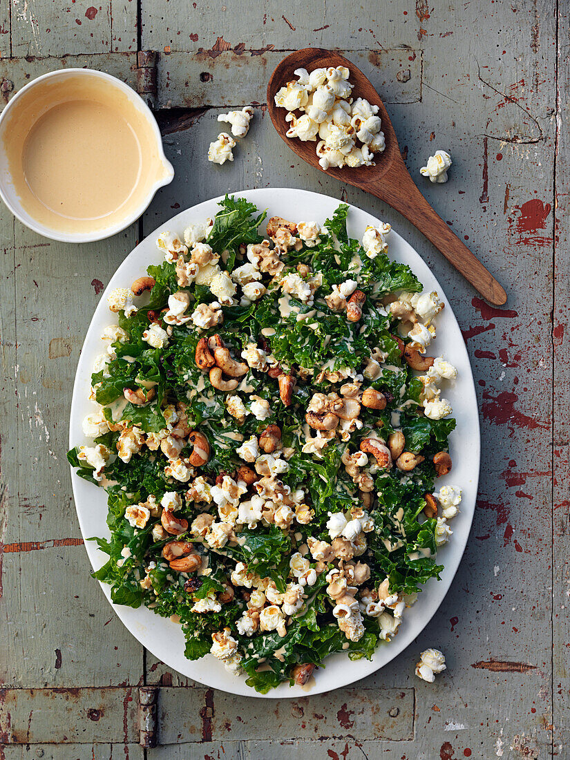 Grünkohlsalat mit Tahinidressing, Cashewnüssen und Popcorn