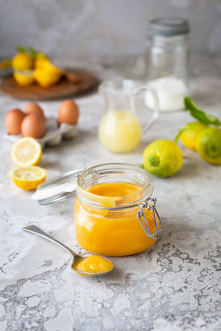 Lemon Curd (Zitronenaufstrich) im Glas