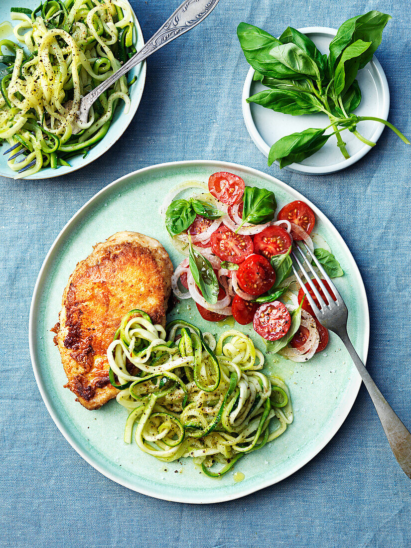 Hähnchen Milanese mit Zoodles und Tomatensalat