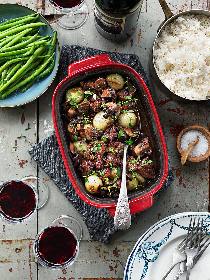 Coq au vin with rice and green beans