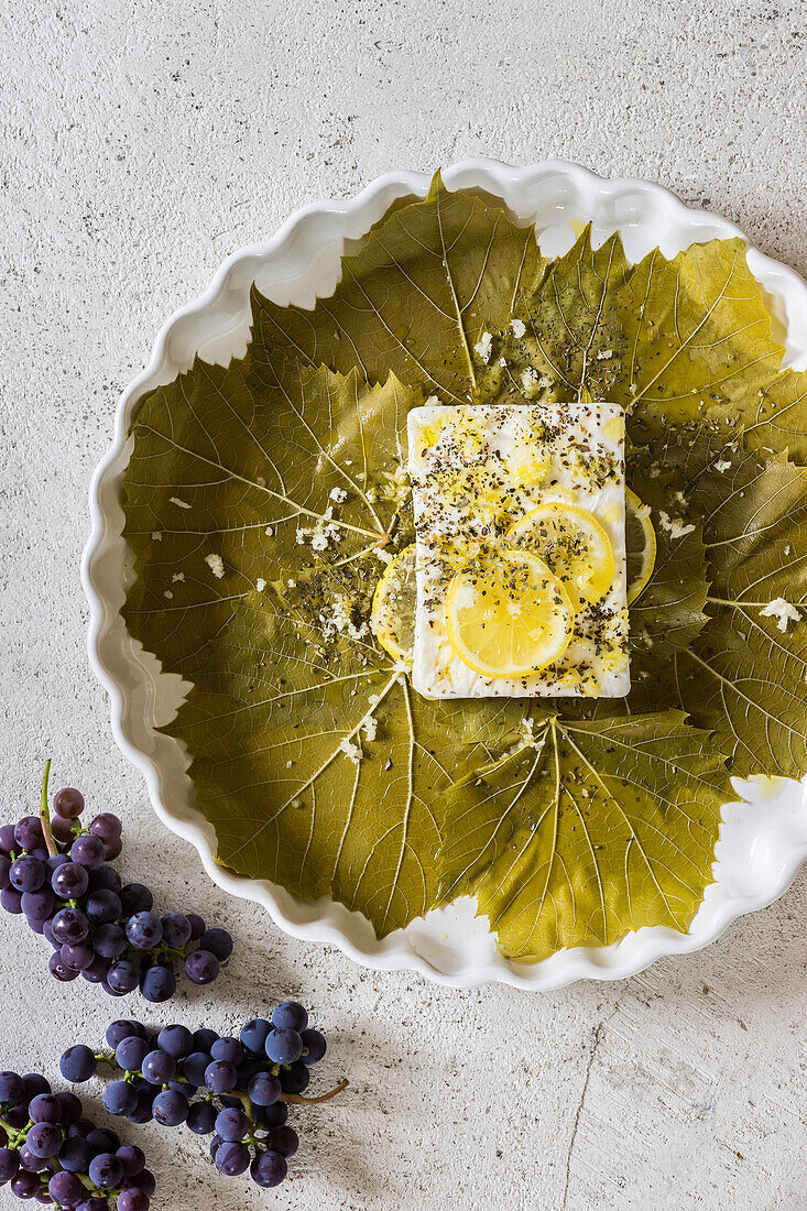 Feta in Weinblättern mit Weintrauben zubereiten