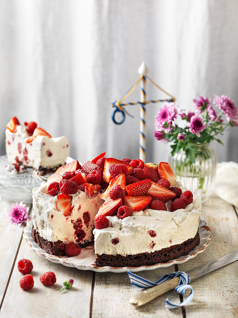 Erdbeer-Sahnetorte mit Brownie-Boden, angeschnitten