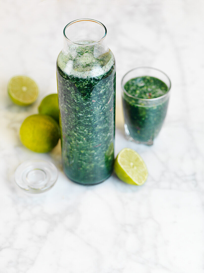 Spinach smoothie with kale and lime