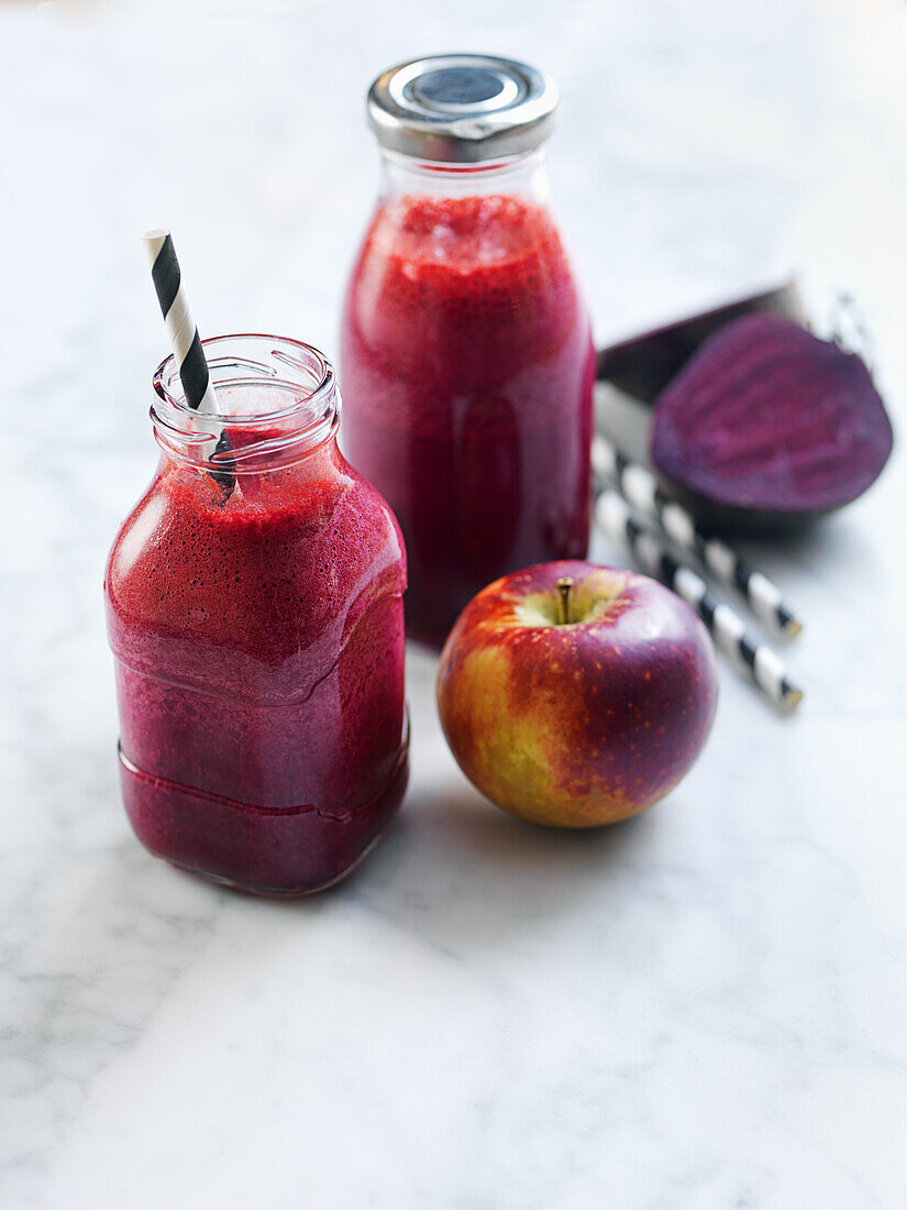 Apfel-Rote-Bete-Smoothie mit Beeren