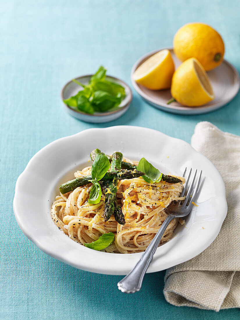 Cremige Pasta mit Zitrone, Spargel und Basilikum