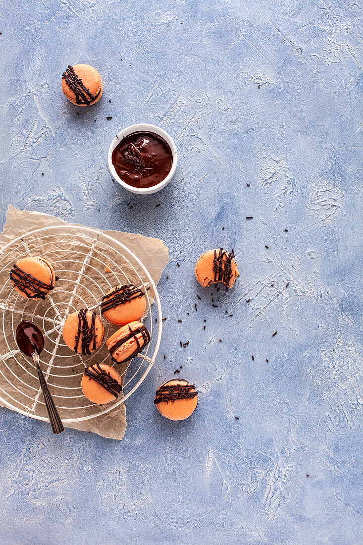 Rosa Macarons mit Schokoladendekor