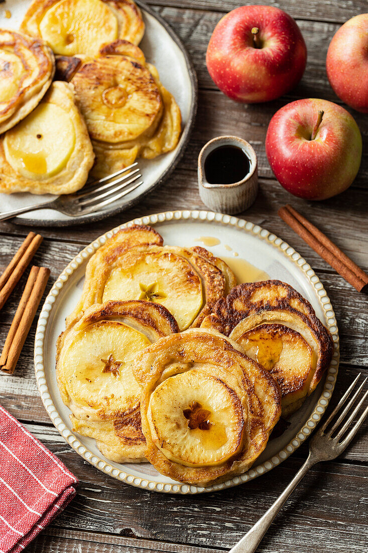 Apfel-Pancakes mit Ricotta, serviert mit Ahornsirup