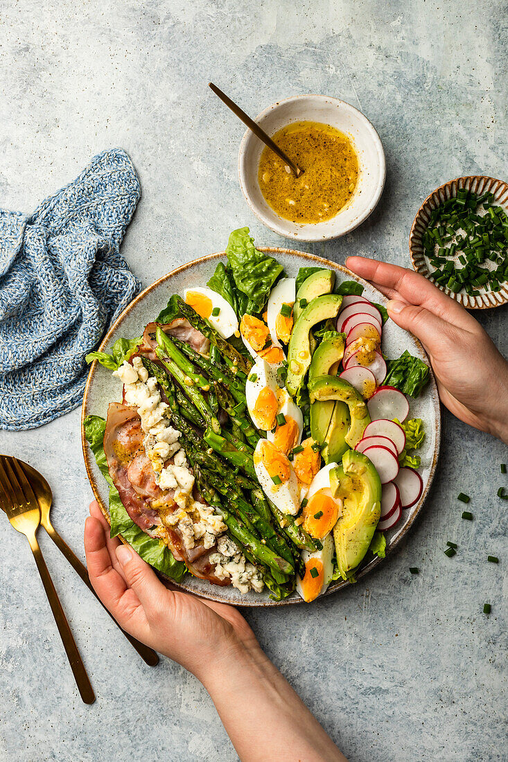 Cobb Salad (USA) mit gegrilltem Spargel, Speck, Gorgonzola und gekochtem Ei
