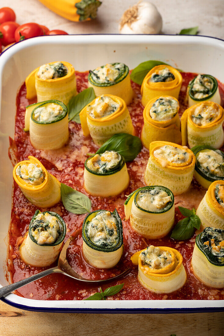 Involtini di zucchini (Zucchini-Röllchen mit Ricotta und Spinat in Tomatensauce, Italien)