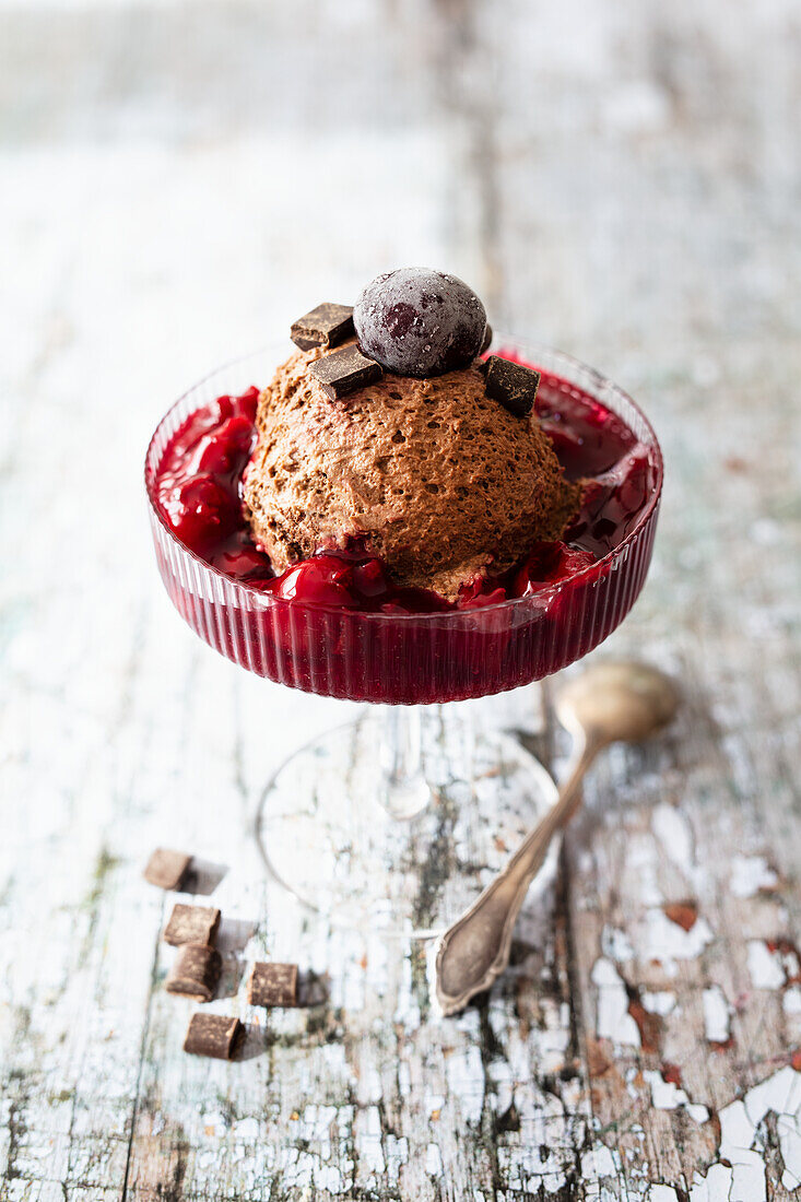 Chocolate mousse with cherry grits (vegetarian)