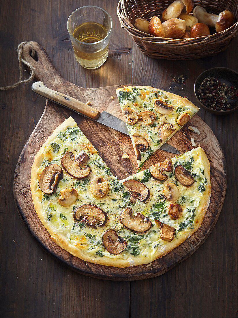 Pizza mit Champignons und Spinat