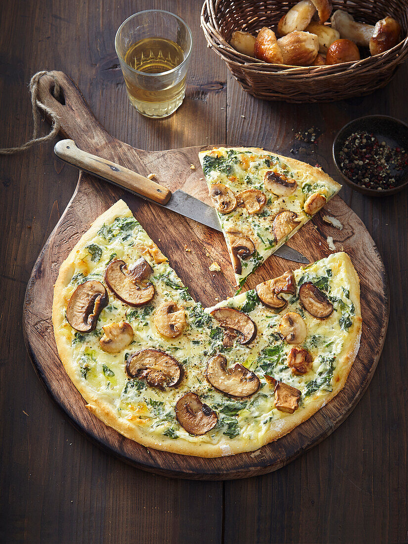 Pizza with mushroom and spinach