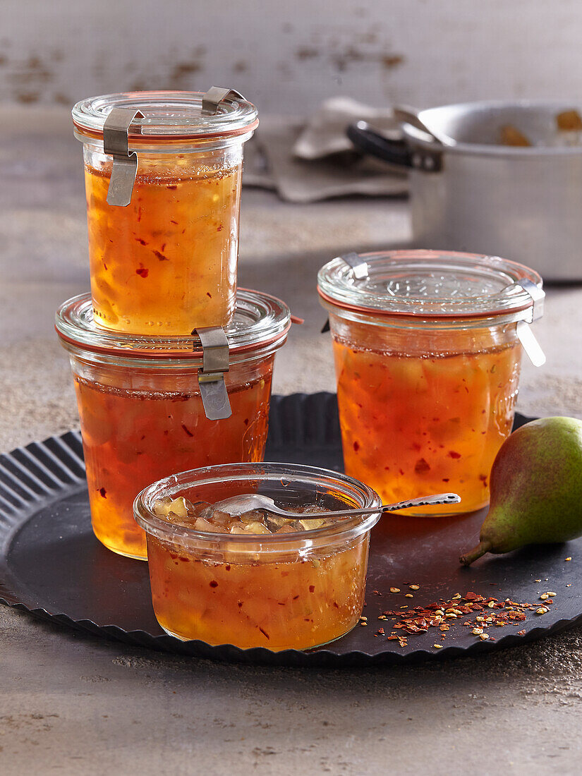 Pear jelly with wine grapes
