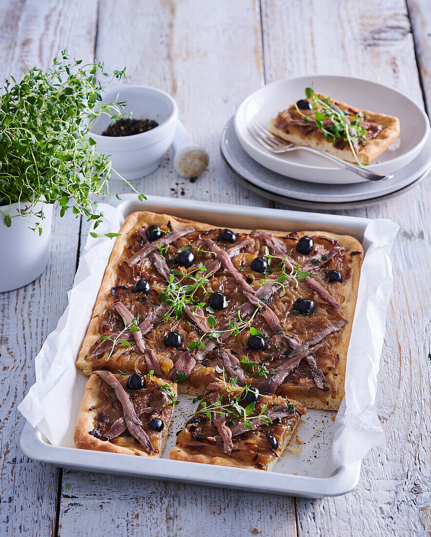 Pissaladière –pikanter Kuchen mit Sardellen und karamellisierten Zwiebeln