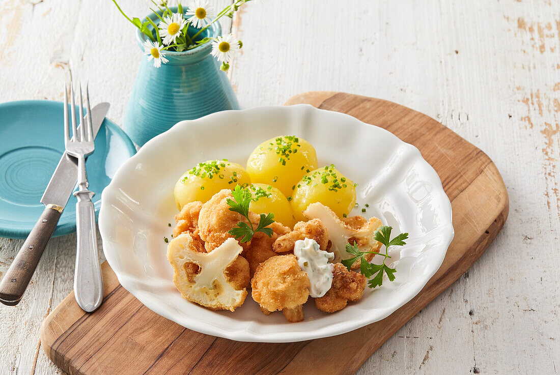 Frittierter Blumenkohl mit Kartoffeln und Tartarensauce