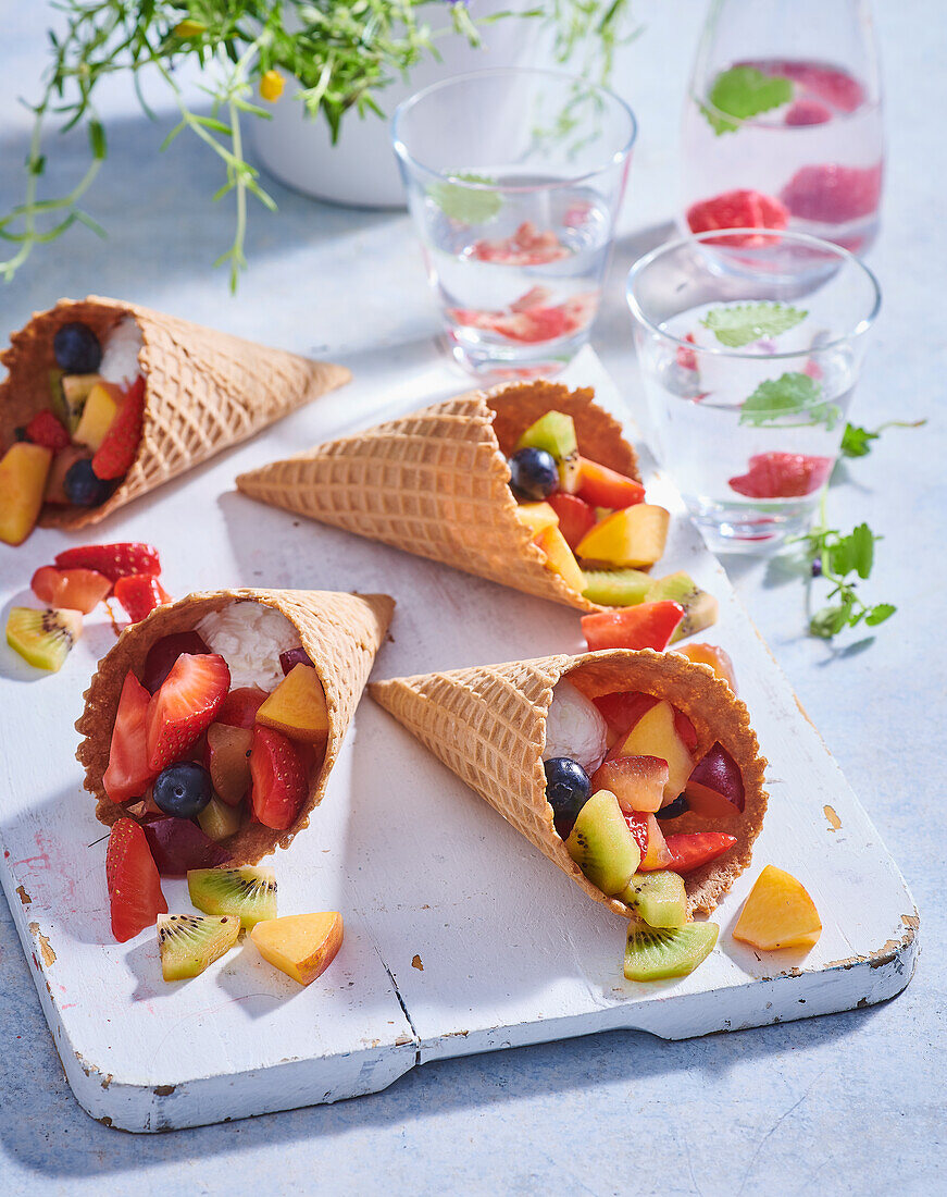 Obstsalat mit Eis serviert in Waffeltüten