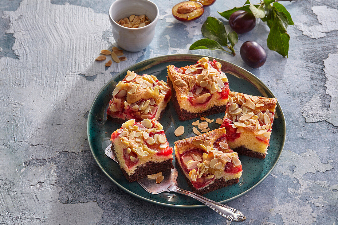 Zweifarbiger Pflaumenkuchen vom Blech mit Mandeln