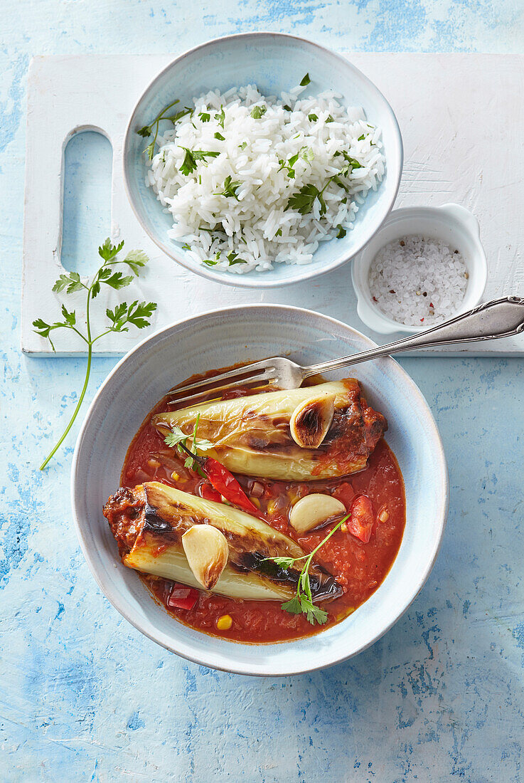 Gefüllte Spitzpaprika in Tomatensauce