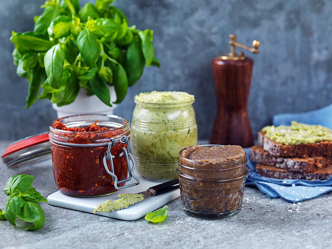 Hausgemachte Brotaufstriche: rotes Pesto, Butter aus Körnern und Cashew-Basilikum-Käse