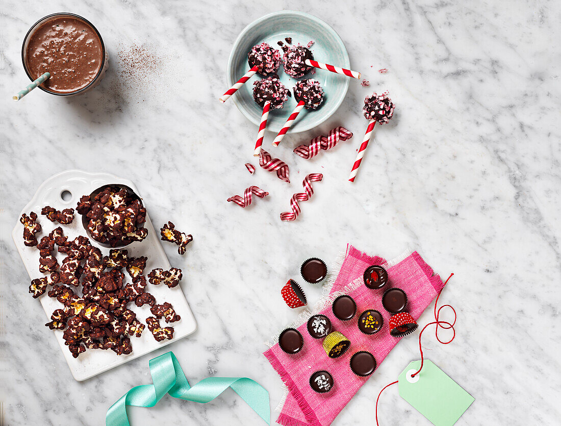 Hausgemachte Weihnachtssüßigkeiten und Schokoladen-Smoothie