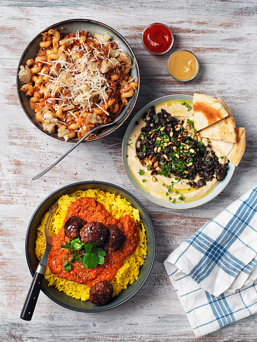 Vegane Gerichte: Bällchen auf gelbem Reis, Hummus und Makkaroni mit Fleischersatz
