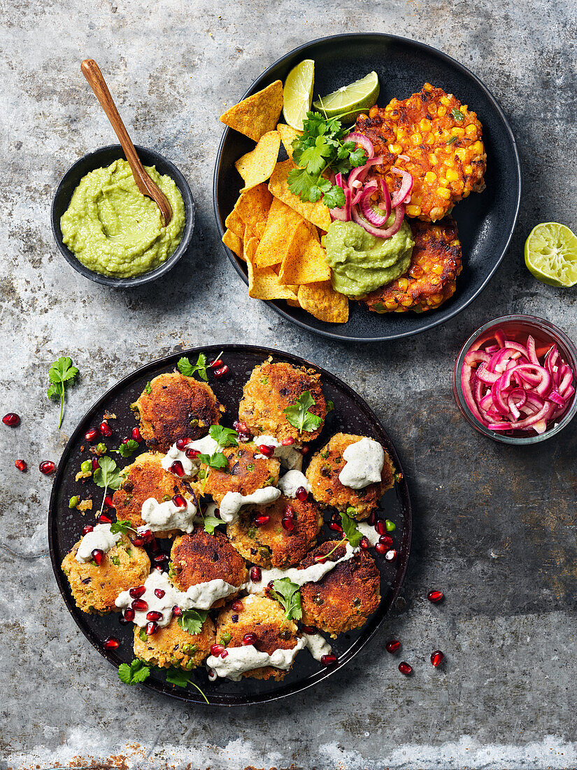 Mais-Fritters mit Guacamole und Nachos, Bohnenpuffer mit Granatapfel und Sauce