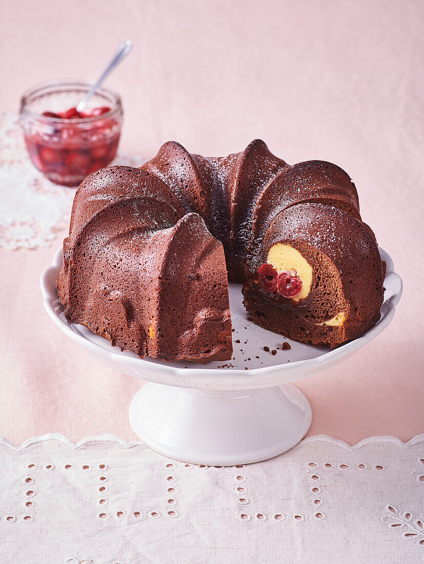 Schokokuchen mit Quarkfüllung und Sauerkirschen