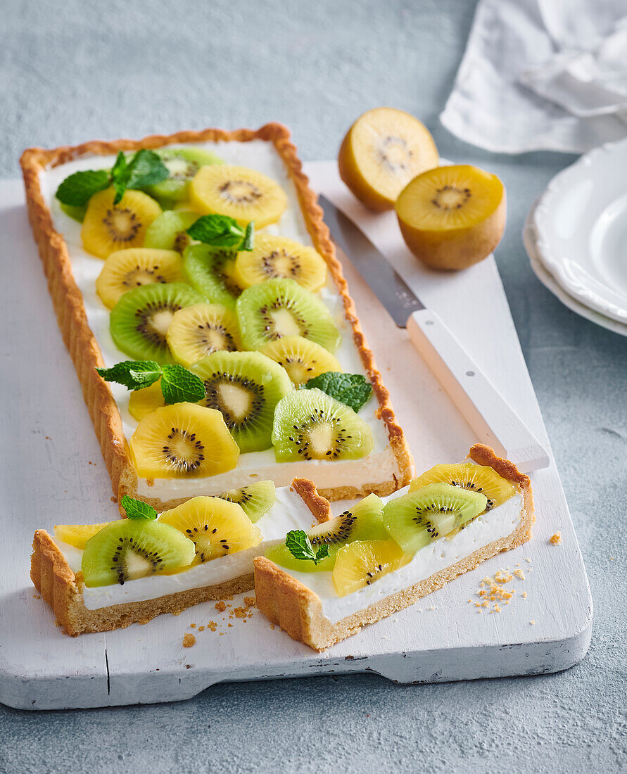 Zarter Mascarpone-Kuchen mit grüner und gelber Kiwi