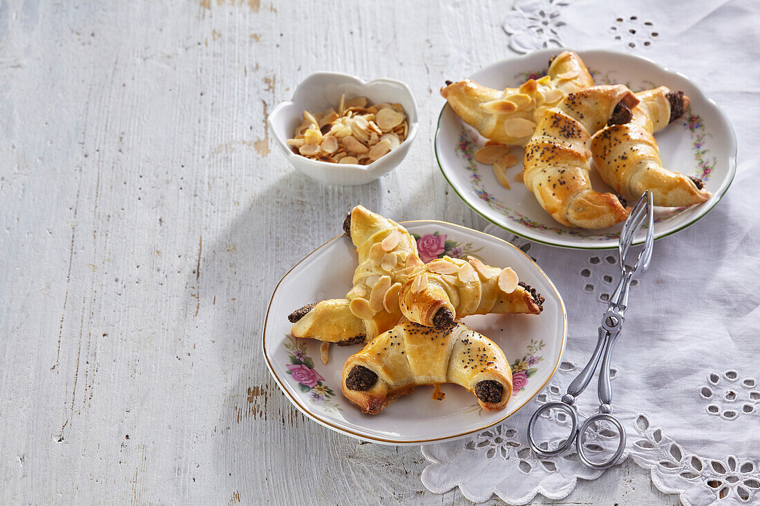 Croissants mit Mohnfüllung