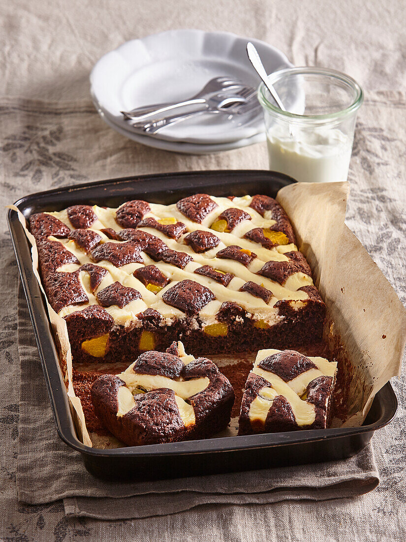 Ingwer-Schokoladen-Kuchen vom Blech mit Pfirsichen und Quarkgitter