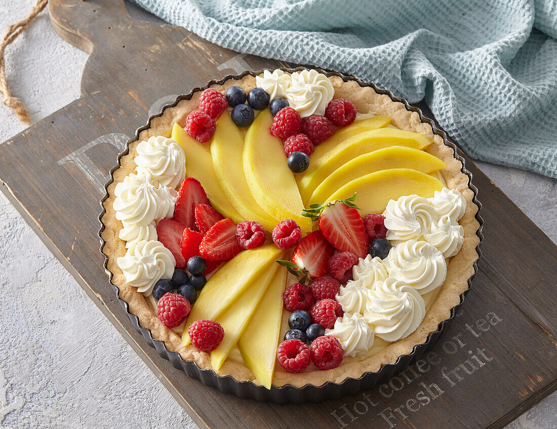 Custard pie with fruit