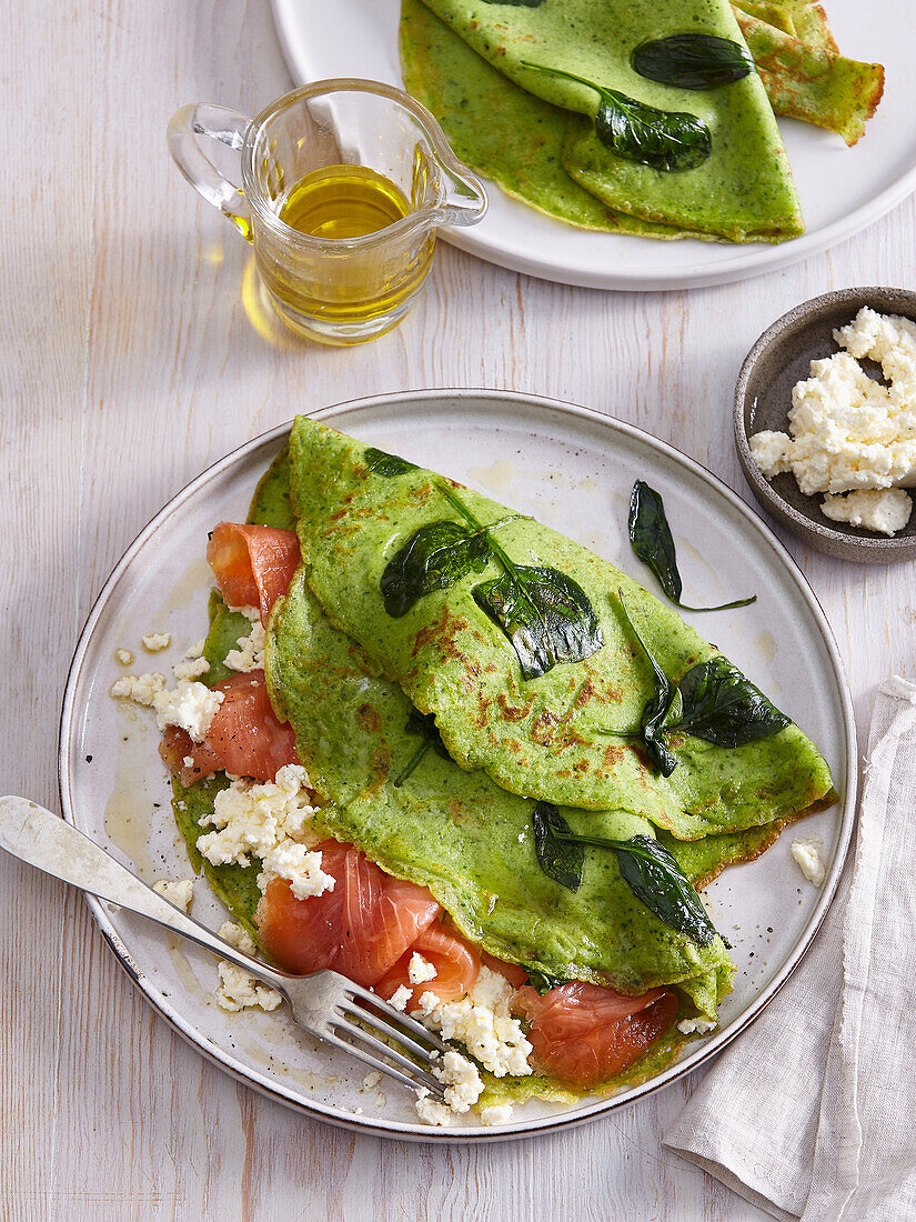 Spinat pancakes with smoked salmon and goat cheese