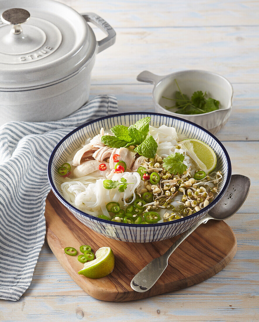 Vietnamesische Suppe Pho mit frischen Kräutern